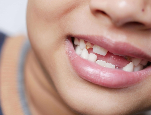 Qué dientes se caen primero en los niños